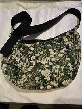 BAGGU Daisy Print Crescent Bag!